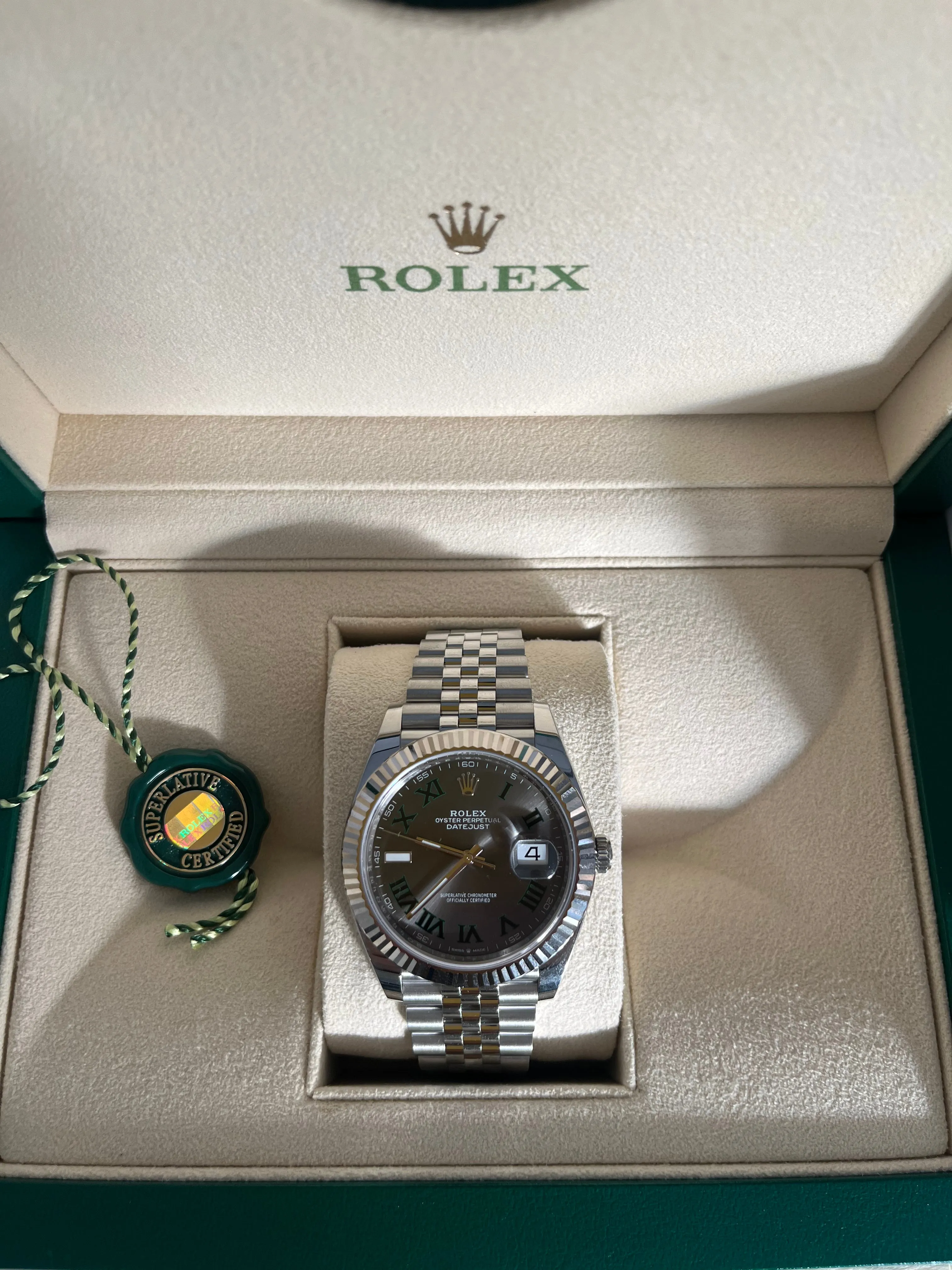 Sure! The optimized title for this e-commerce product in English using modifiers could be Rolex Datejust 41mm Wimbledon Dial Stainless Steel Mens Watch.